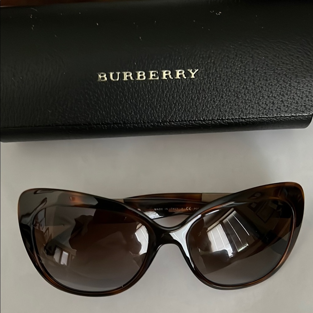 Burberry Brown Tortoiseshell Cat-Eye Sunglasses